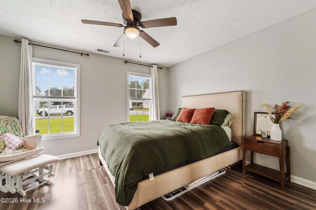 Foto del edificio - 3 Bedrooms AND A BONUS!! Short Term Leases considered, NO breed restrictions!