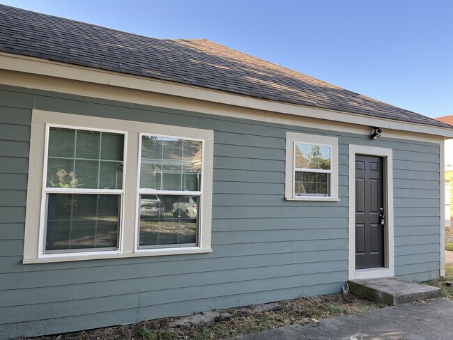 Building Photo - 1512 Live Oak St
