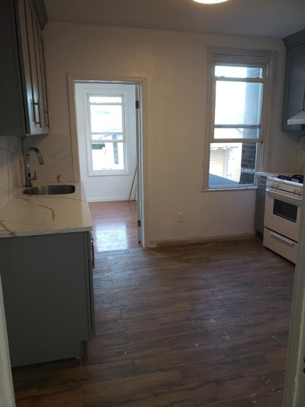 Building Photo - 463 Lake St