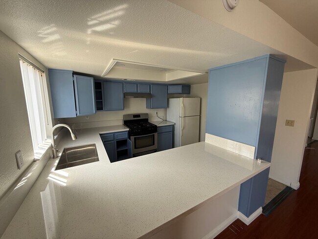 Foto del edificio - Spacious 3 Bed / 2.5 Bath Townhome in Prime San Gabriel Location