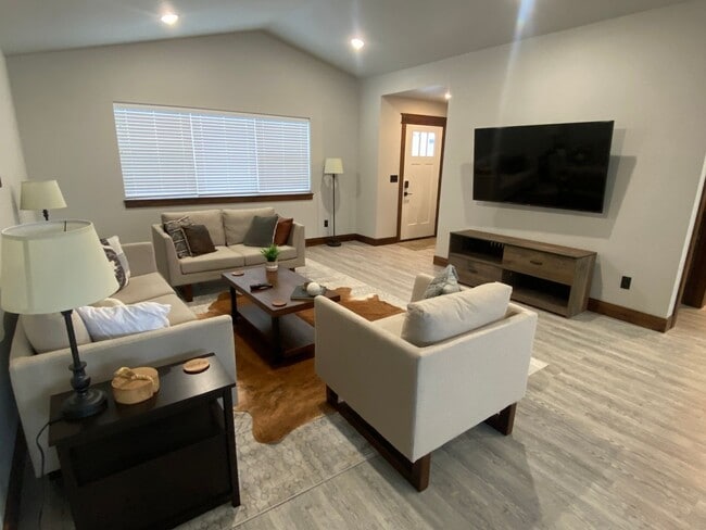 Foto del edificio - Beautiful 3 bed/2bath Hamilton home Furnished or Unfurnished Options