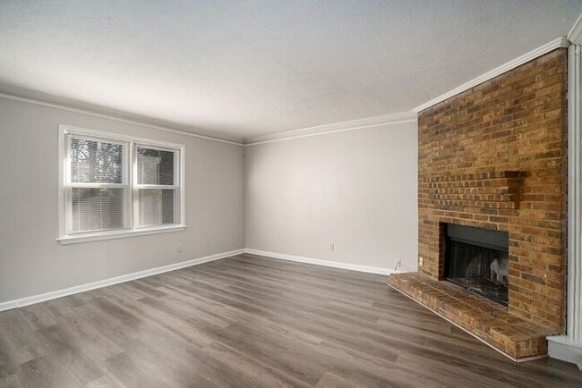 Building Photo - Renovated End Unit Townhome in Snellville!