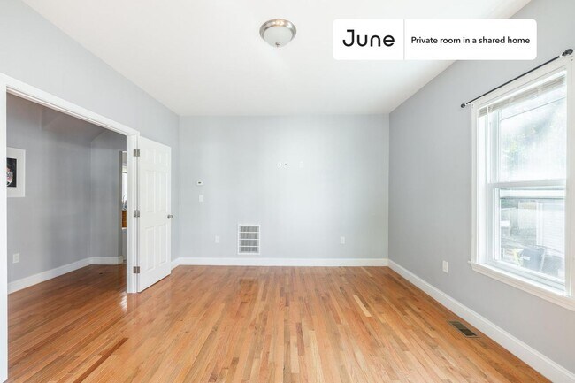 Building Photo - Room in Shared 4 bed/1 bath home