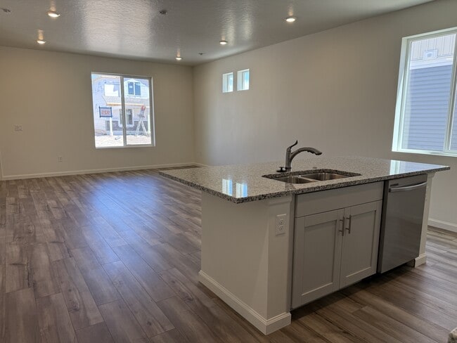 Building Photo - 203 E Arcade Dr