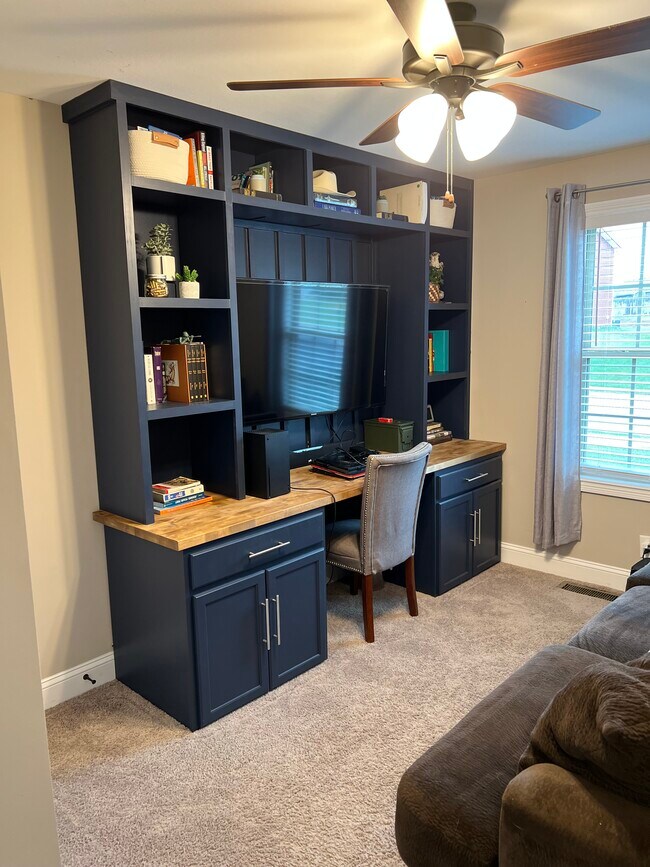 El escritorio empotrado ya no está disponible. Este espacio ahora funciona como un dormitorio típico. - 2053 Jackie Lorraine Dr