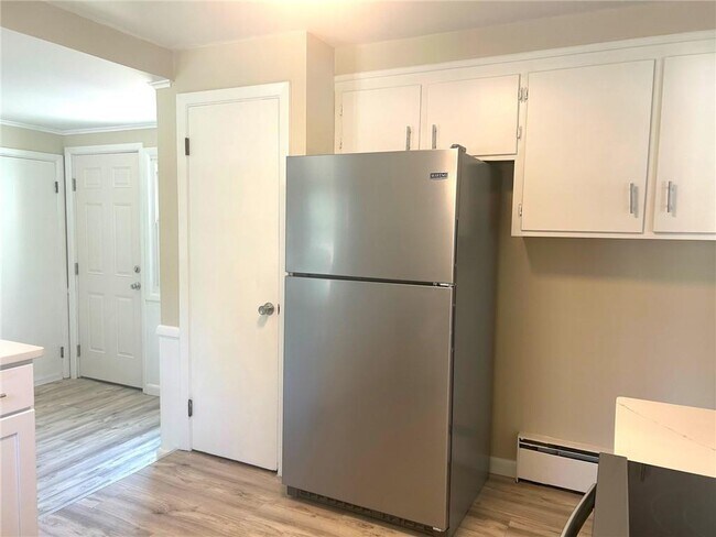 Building Photo - 652 East Ave