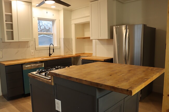 Building Photo - 5209 Warren Ave