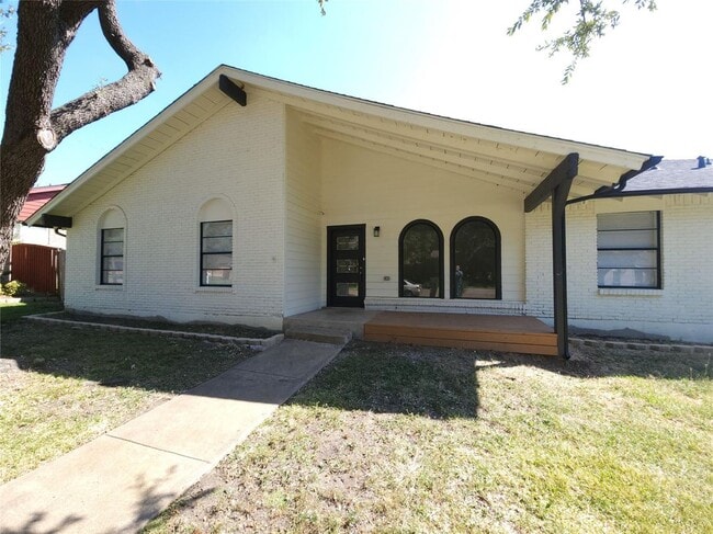 Building Photo - 1502 Hiawatha Way