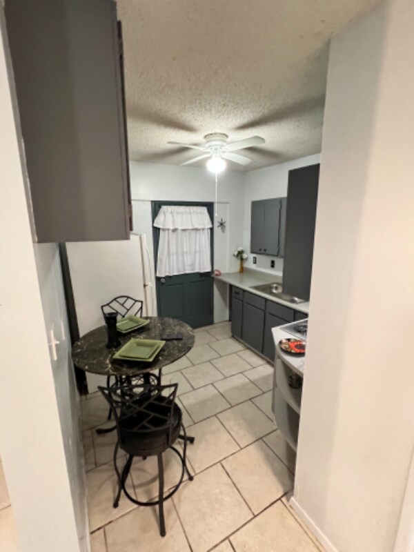 Foto del edificio - 7418 Meadow Cliff St
