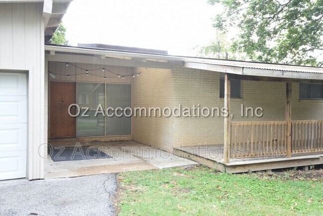 Building Photo - 533 S 76th Ter