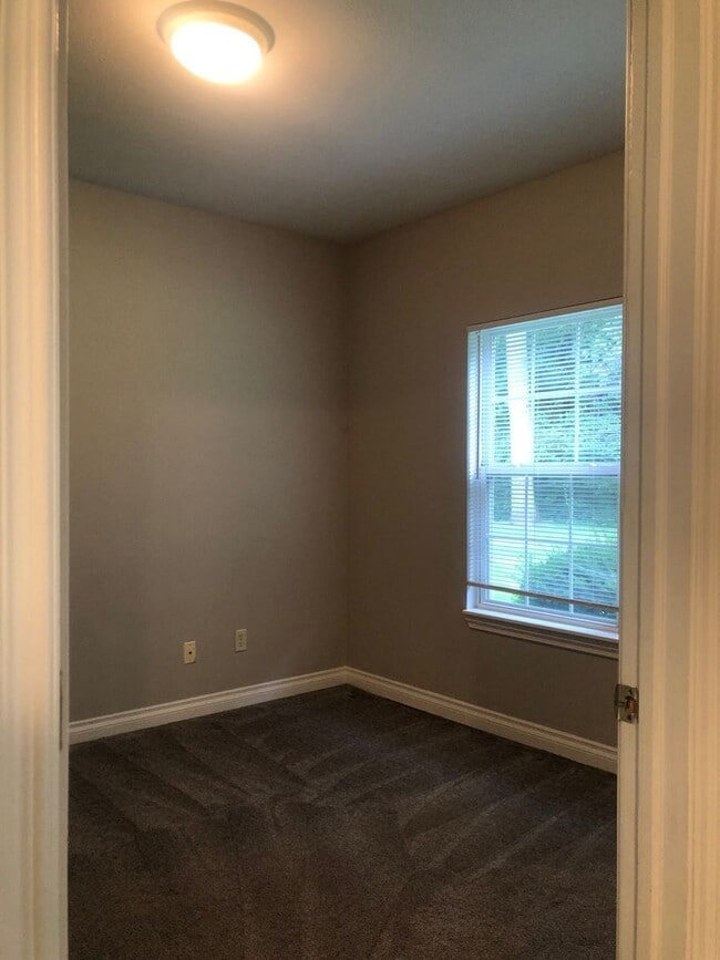 Building Photo - DERBY VILLAGE TOWNHOUSE