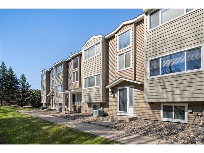 Building Photo - 304 Pondridge Cir
