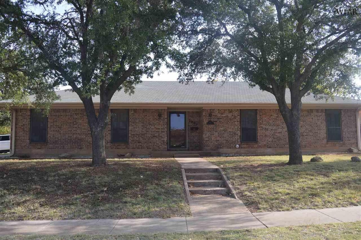 Primary Photo - 2401 N Leighton Cir