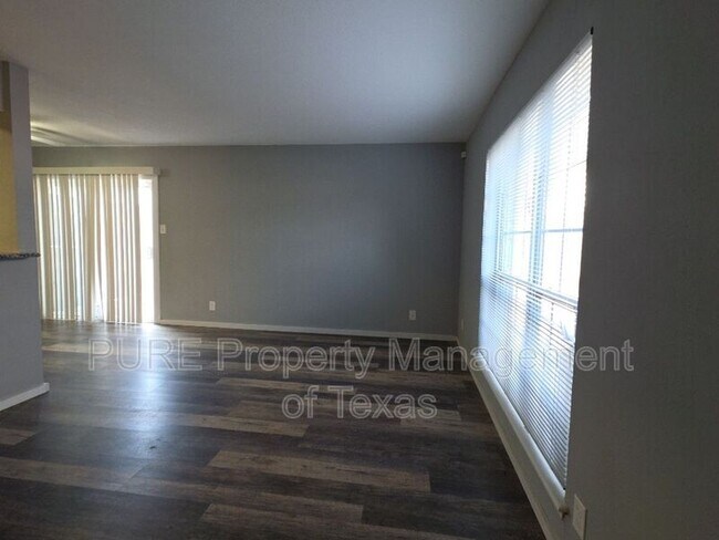 Foto del edificio - 5808 Wellington Dr