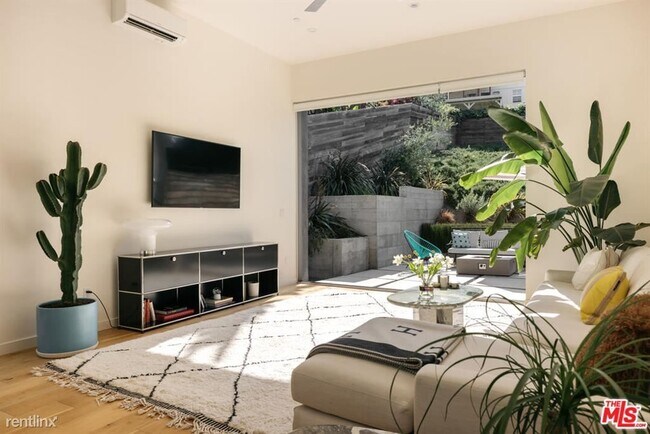 Foto del edificio - 3 br, 2.5 bath Townhome - 3253 Descanso Dr