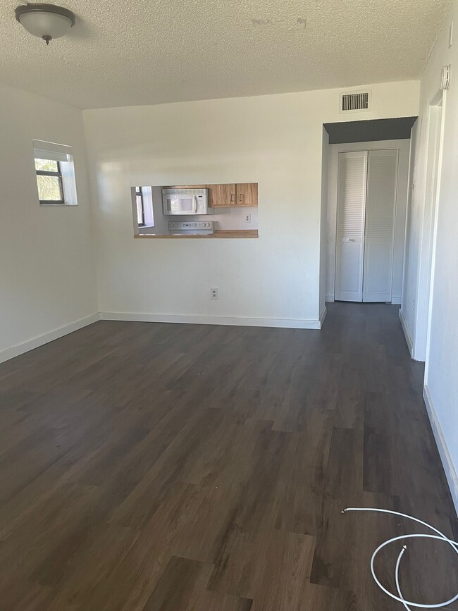 Living room - 6031 Shakerwood Cir