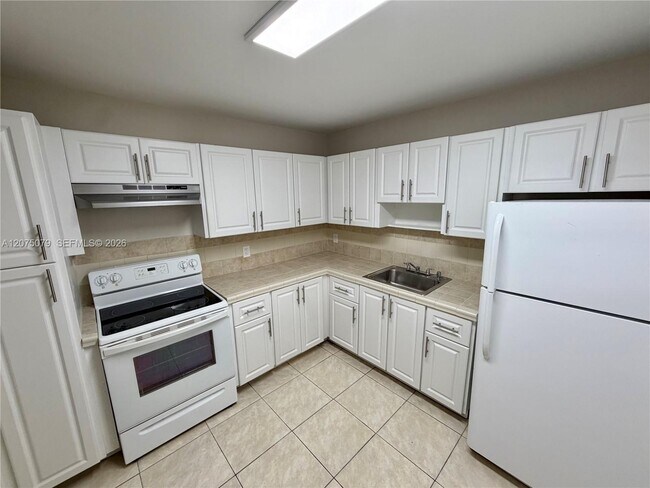 Foto del edificio - 2025 NE 164th St