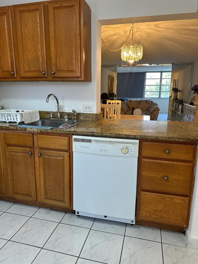 Foto del edificio - 445 NE 195th St