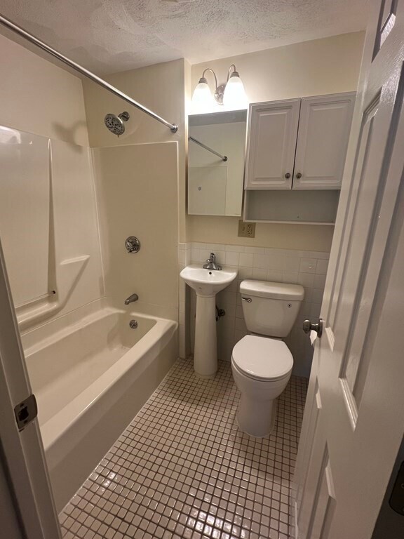 7 Dupre Ave Unit 7R, Haverhill, MA 01832 Room for Rent in Haverhill