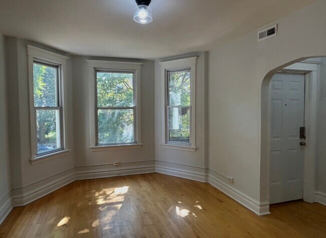 Sala delantera / Entrada - 1952 W Henderson St