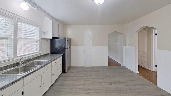 Foto del edificio - 2490 Forest Ave