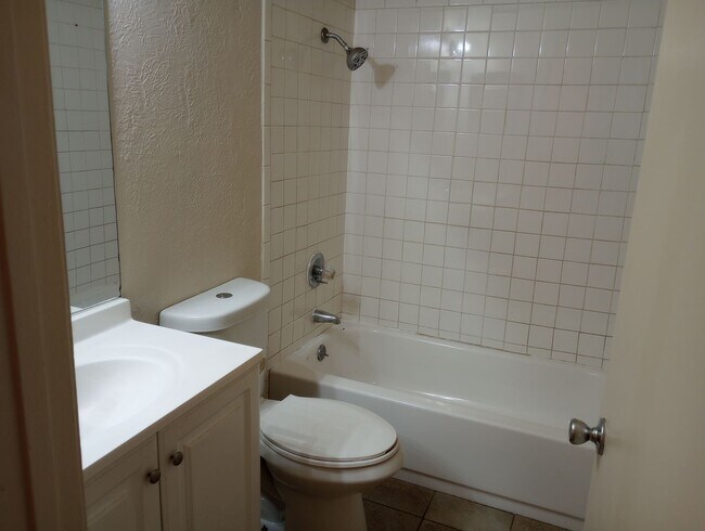 Building Photo - Expo 247 with 2 bed, 1 Bath, 800 SF with A...