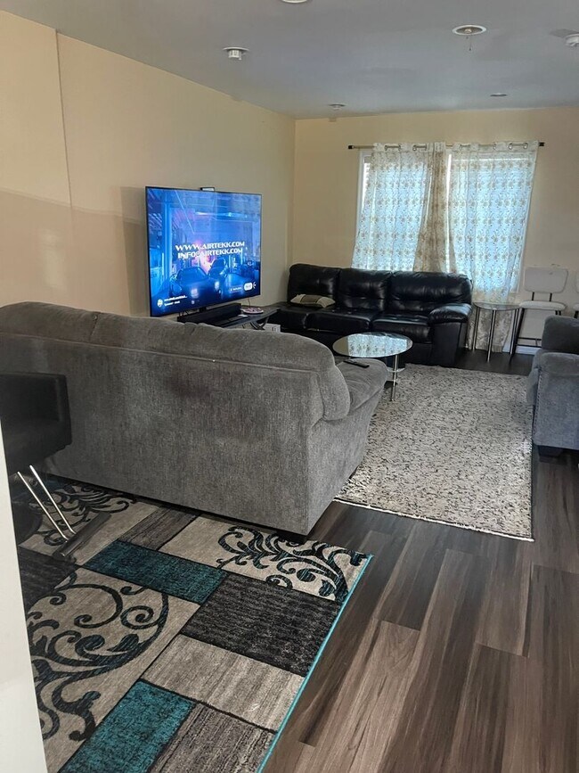 Foto del edificio - Spacious 4BR Townhome in Beltsville