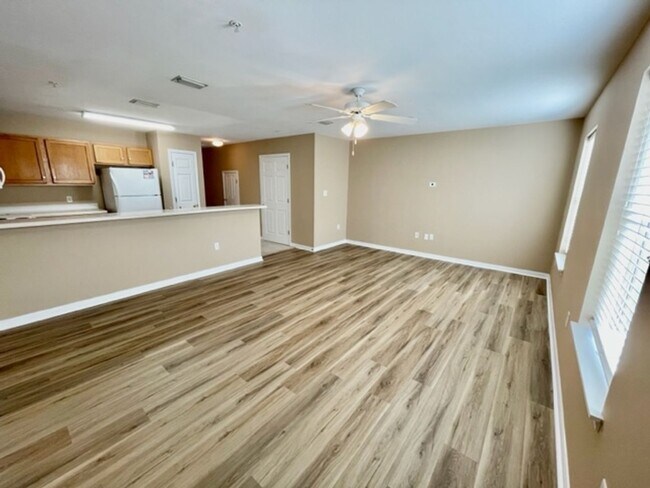 Building Photo - Nice 2 Bedroom 2.5 Bath 1 Car Garage Townh...