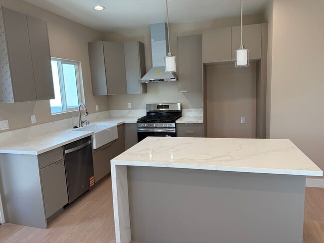 Building Photo - 1072 N Vinedo Ave