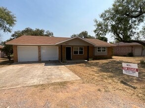Building Photo - 1822 Greenwood Ln