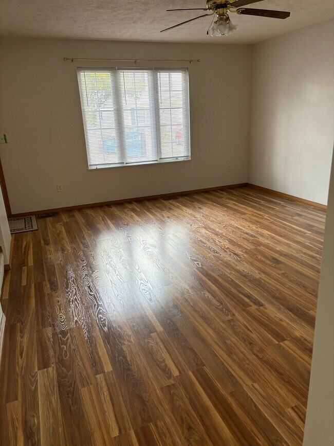 Foto del edificio - 125 Crossing Dr