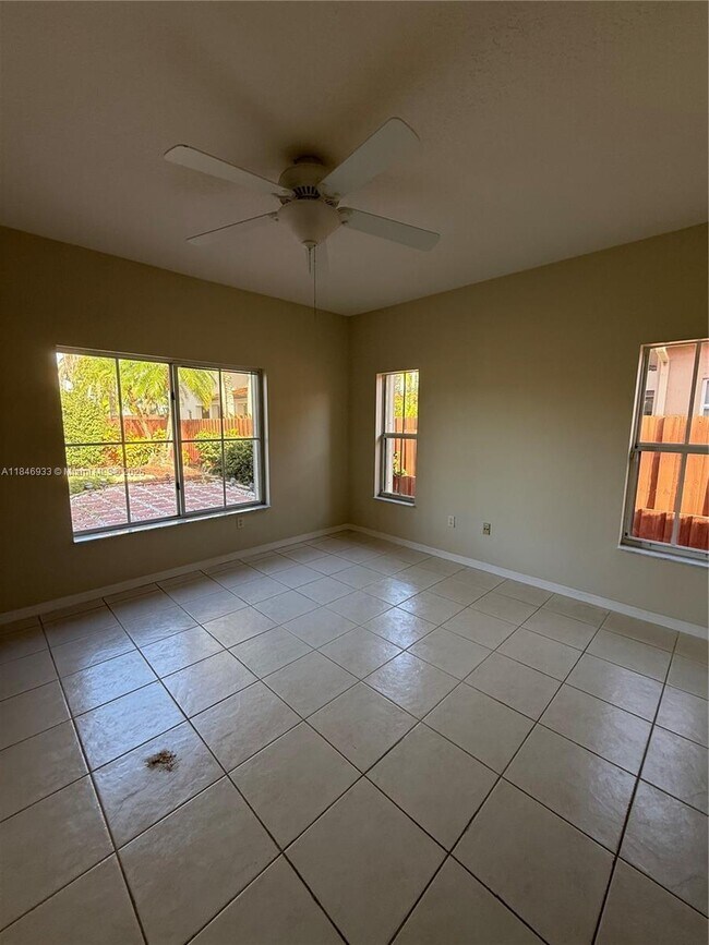 Foto del edificio - 15945 NW 81st Ct