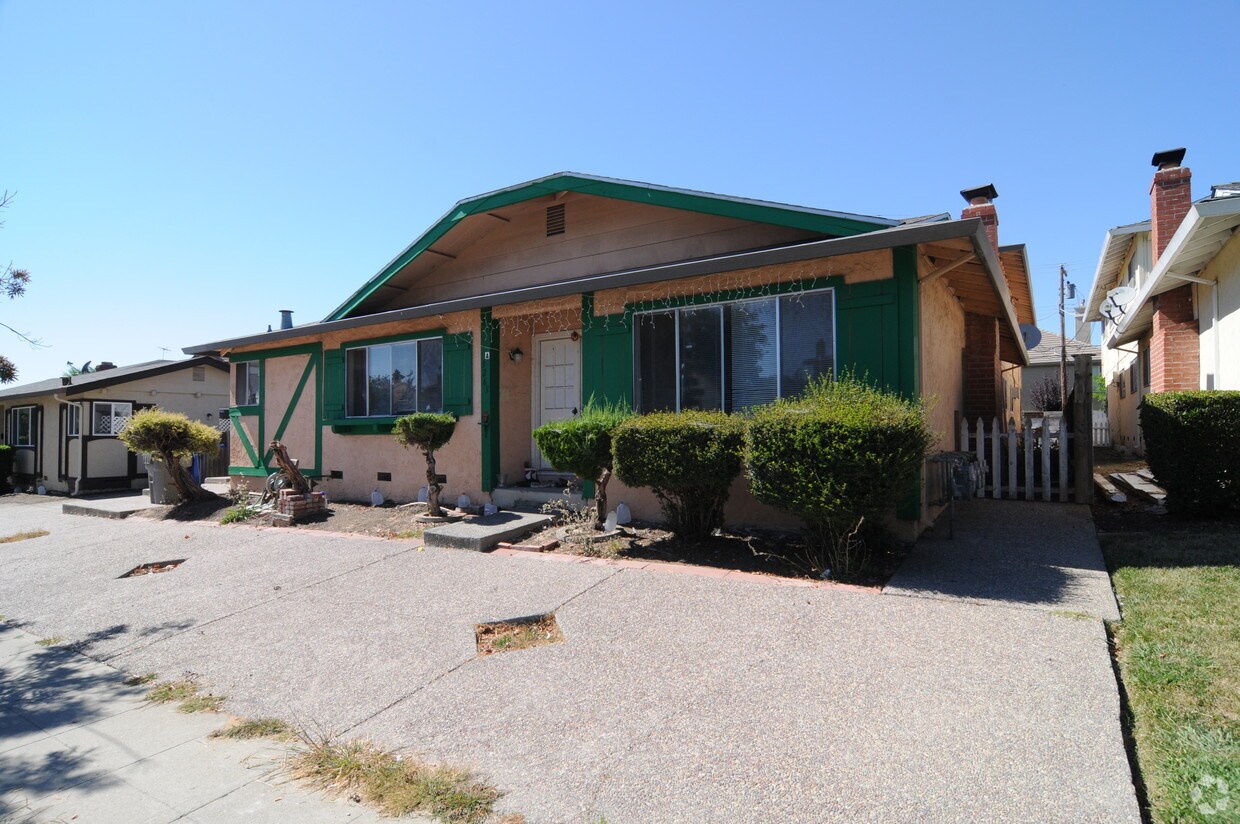 Building Photo - 3265 Rockport Ave
