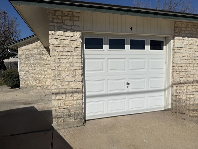 Building Photo - 621 Luther Dr