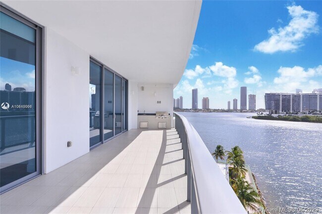 Foto del edificio - 3300 NE 188th St