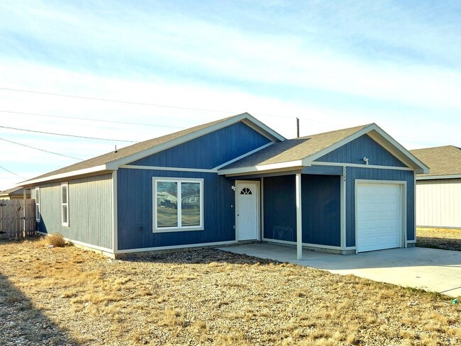 Building Photo - PRE-LEASE SPECIAL: Cozy 3 Bedroom Home