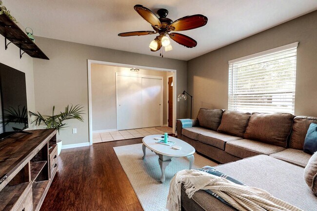 Sala de estar - 602 Ferretti Ave