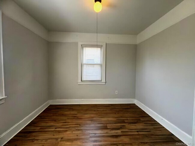 Foto del edificio - 150-18 Yates Rd