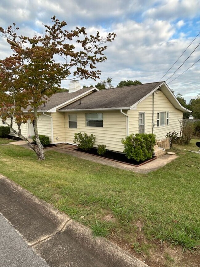 Building Photo - BEAUTIFUL 3 BD, 2 BA Ranch Style home with...