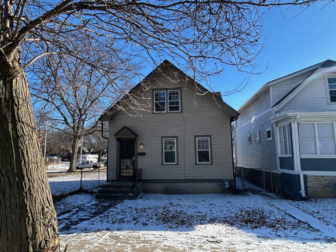 Foto principal - "Charming 3-Bed, 2-Bath Gem on North 42nd ...