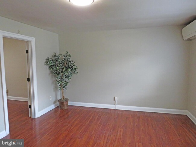 Building Photo - 938 Elm Ridge Ave