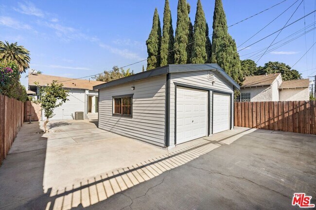 Building Photo - 1324 W 53rd St