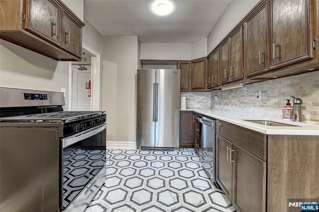 Foto del edificio - 100 E Palisade Ave