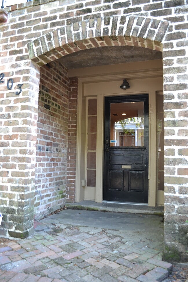 Building Photo - 203 W Waldburg St