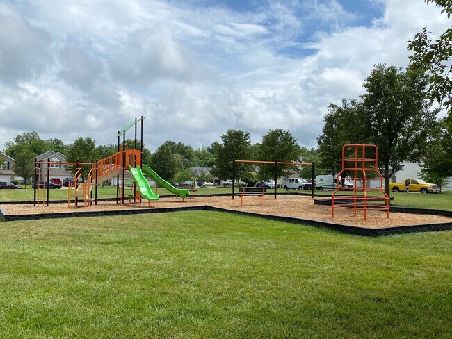 Hay un parque infantil justo al otro lado de la calle. - 3027 Abby Way