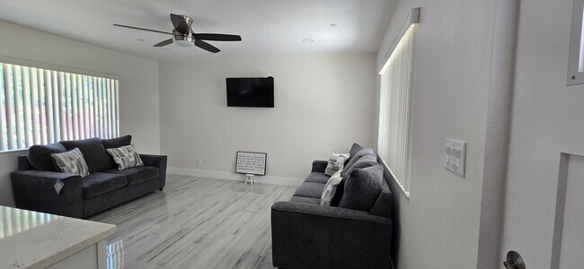 Foto del edificio - FURNISHED Loma Linda Back House with ALL U...