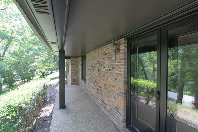 Building Photo - 1307 Old Hillsboro Rd