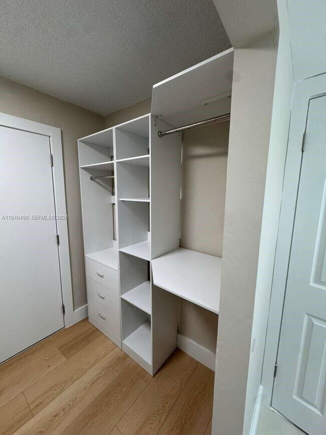 Foto del edificio - 1990 W 56th St