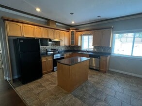 Building Photo - 33830 Hollister Pl