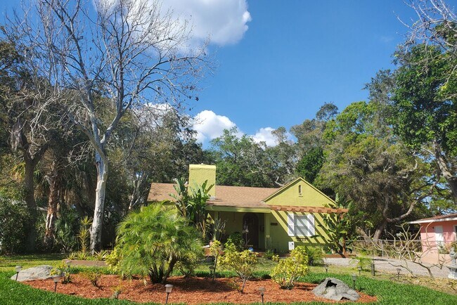 Foto del edificio - Charming Three bedroom one bath with huge ...